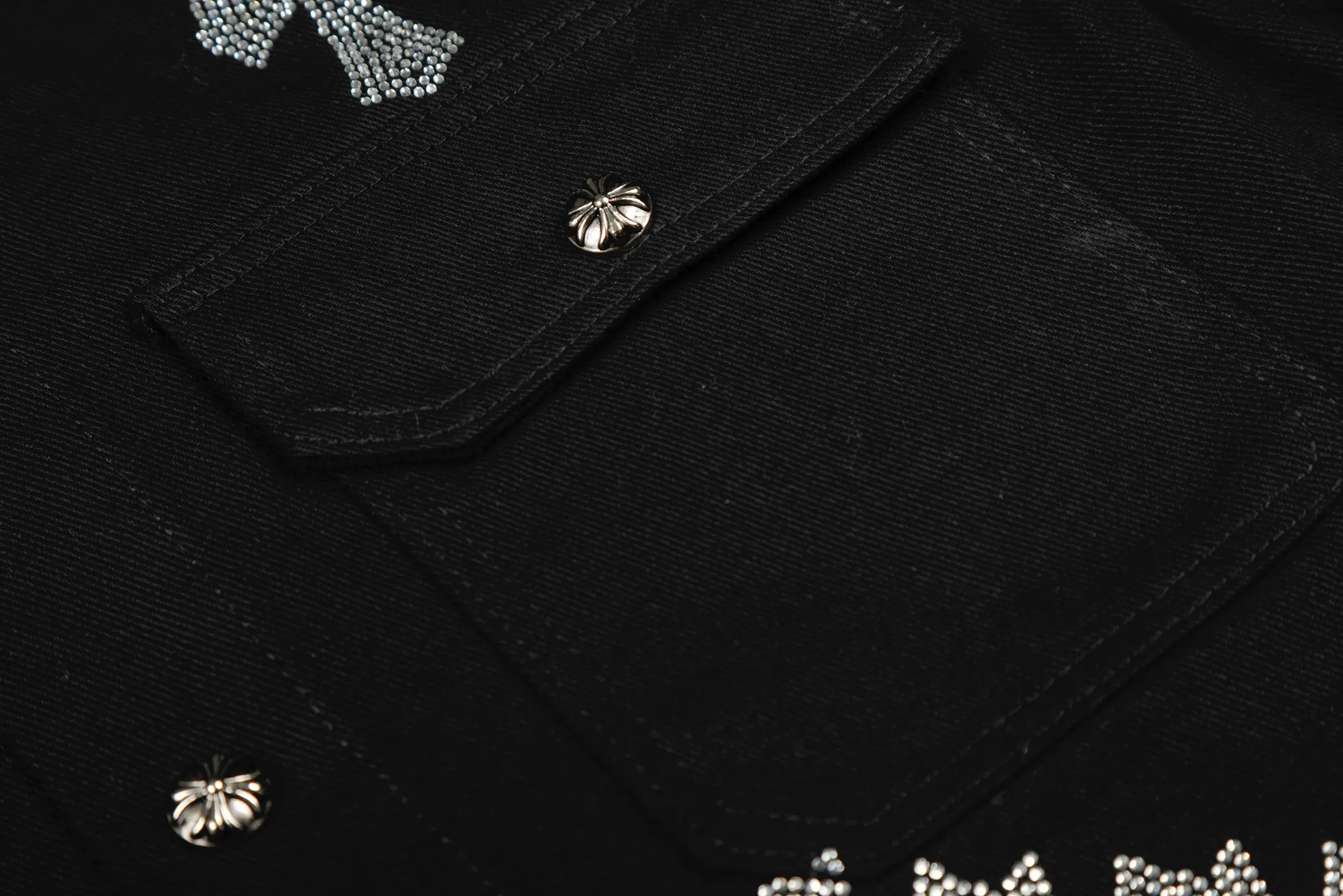 P260 💰 Chrome Hearts Chrome Hearts Cross-Patch Leather Embroidered Shirt Denim Jacket OS version can be worn by both men and women! The fabric is made of twill gauze cotton fabric! The texture is clear and smooth, not easy to wrinkle or fade! The embroidery process is complex and repetitive. There are more than 20 leather labels. It takes 6 repeated embroidery steps to complete the back body. The requirements for the embroidery machine are very strict, and the distance is 45 cm! It won’t work if the spacing is too big, and it won’t work if it’s too small! We make clothes with care, and every detail must be restored one to one! The hardware is all carved and cast, and they are all genuine from the original factory! This piece of clothing consumes a lot of material, with more than 3 meters of material used for one piece of clothing! After the garment is made, it needs to be fixed at high temperature, washed at a water temperature of more than 70 degrees, and softened by adding softener to make the upper body softer and smoother! There is a flap on the sleeve that can be stored into short sleeves! Adapt it to that understanding Color: Black Size: S-M-L-XL